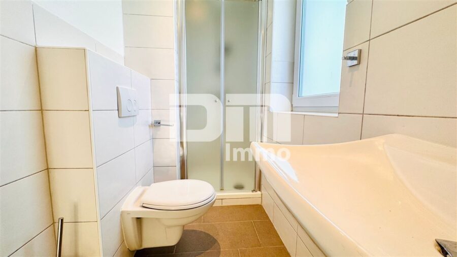 Modernisiertes Einfamilienhaus mit großer Garage in ruhiger Lage mit Panoramablick - OG / DG Badezimmer / Dusche